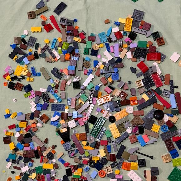 Lego lot. 1 lb 11 oz of assorted Classic Legos in a yellow Lego storage bin. - Picture 5 of 7